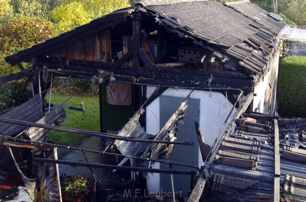 Feuer 1 brannten 3 Lauben Koeln Fuehlingen Kriegerhofstr P130.JPG - Miklos Laubert